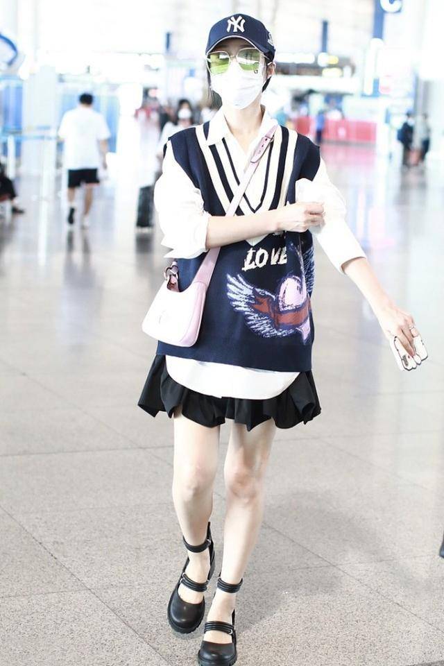 青春|范冰冰走文艺路线,V领毛衣+衬衫青春潮流范十足,40岁还像个少女