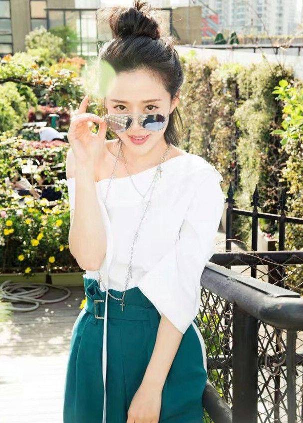 赵薇|和赵薇是同班同窗，40岁有着20岁的身材，穿搭前卫不输赵薇！