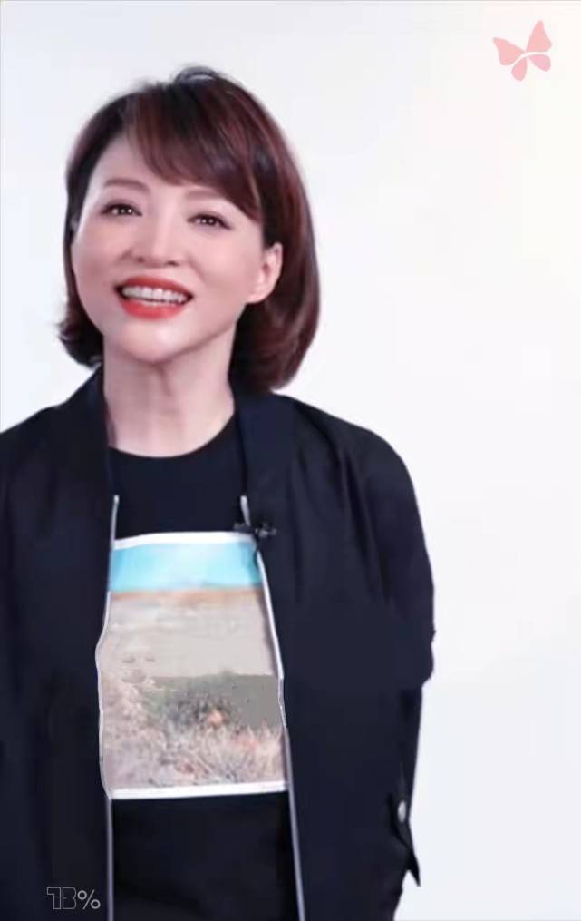 原创47岁董卿罕见现身留刘海甜美好显年轻穿运动装笑起来却甜到爆表