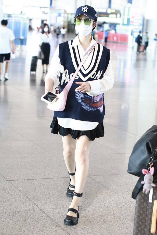 青春|范冰冰走文艺路线,V领毛衣+衬衫青春潮流范十足,40岁还像个少女