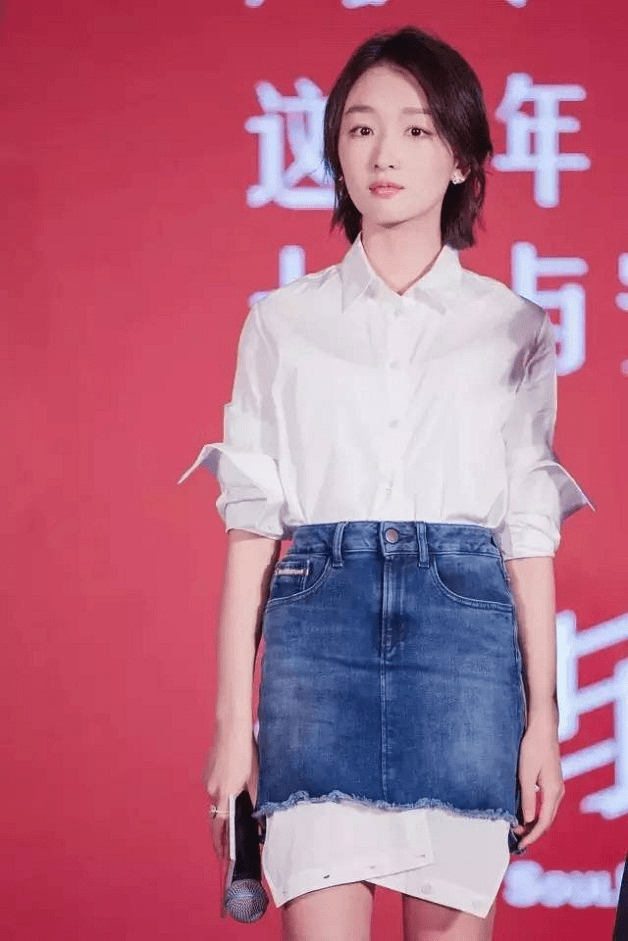 形象|周冬雨宣读《修身守正立心铸魂倡议书》,穿白衬衫带俩口罩,真拼