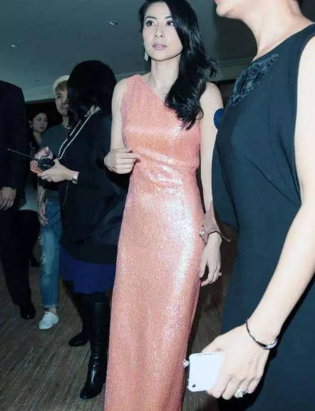 曲线美|郭晶晶不再藏着掖着,粉色“液体裙”穿出曲线美,真正豪门贵妇范