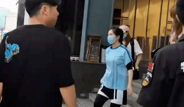 元素|谢娜生完二胎真辛苦!下班赶飞机来不及换装,穿T恤终于不显臃肿