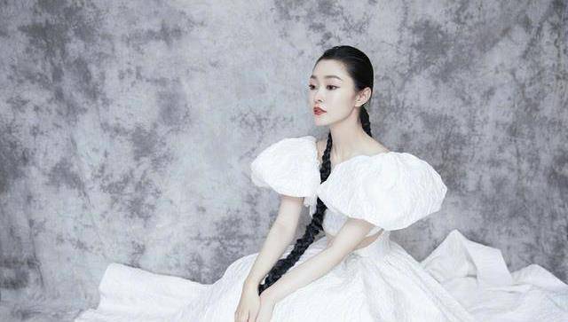 黑色|宋轶神似仙女下凡，白色倒三角镂空连衣裙，这气质也是没谁了