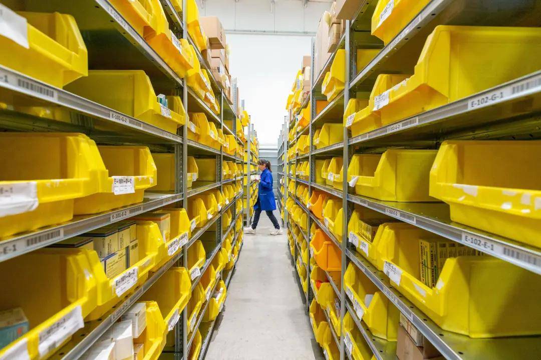 What Is A Stockroom Associate