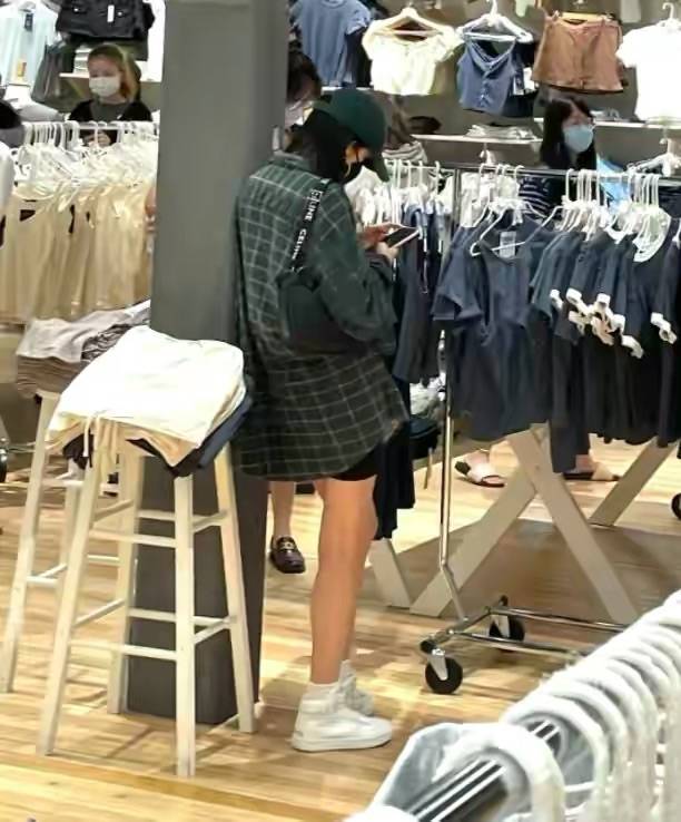 整体|杨幂又被粉丝碾压，逛街穿的一套比一套少女，但没素人气质清纯！