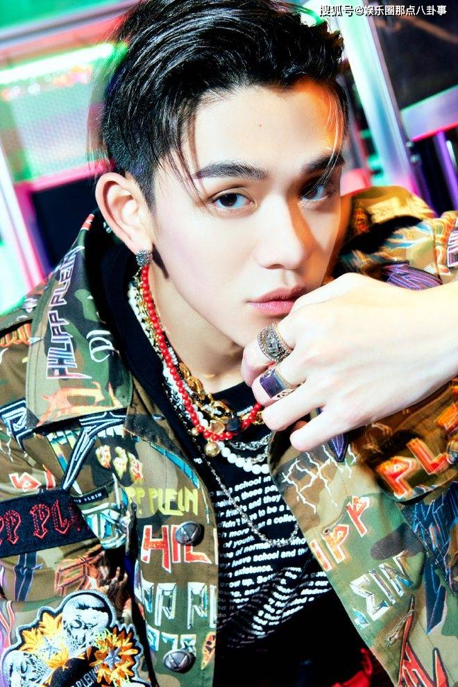 今年明星艺人"塌房"事件接二连三,近日又有网友曝光一位艺人黄旭熙