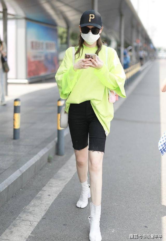 董璇|董璇穿衣太随意了!衬衫“塞进”裤腰里真老套,换个方法会更时髦