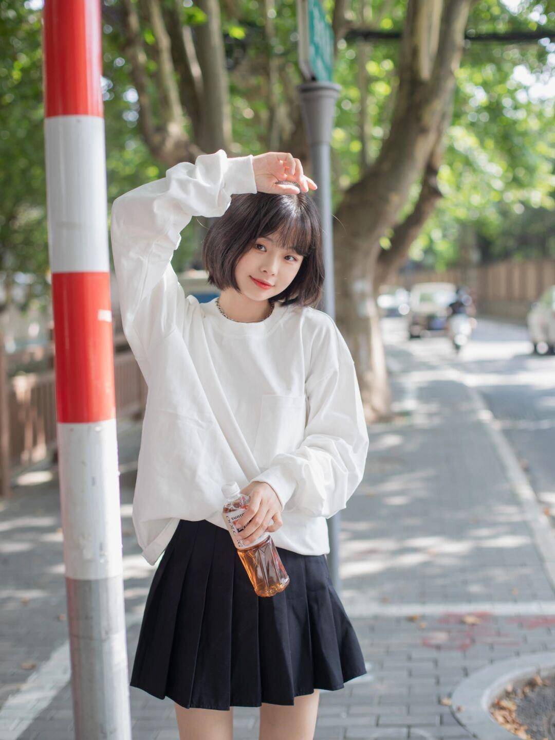 女生|还在上学的女生可以这样穿，白色卫衣搭配百褶裙，款式百搭又休闲
