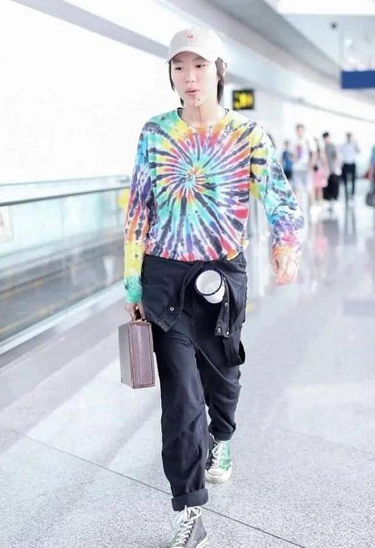 中性|窦靖童又作妖，彩虹T恤配背带裤中性利落真个性，品味和妈没得比
