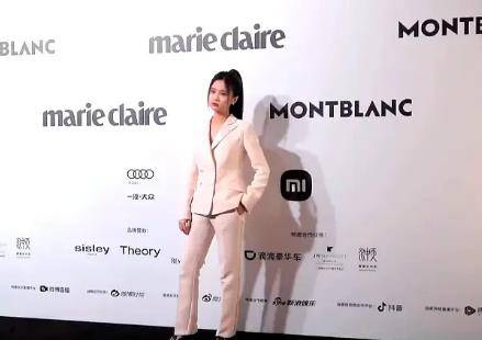 显得|嘉人晚会生图：金晨低领衬衫抢眼，周也搭配成败笔，她是最大亮点