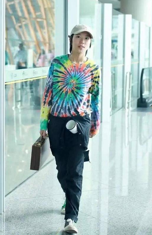 中性|窦靖童又作妖，彩虹T恤配背带裤中性利落真个性，品味和妈没得比