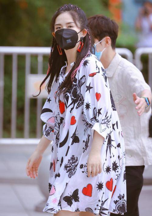 发型|谢娜二胎后首复工，穿宽松花裙扎粉色脏辫，甜美感不输一旁赵丽颖