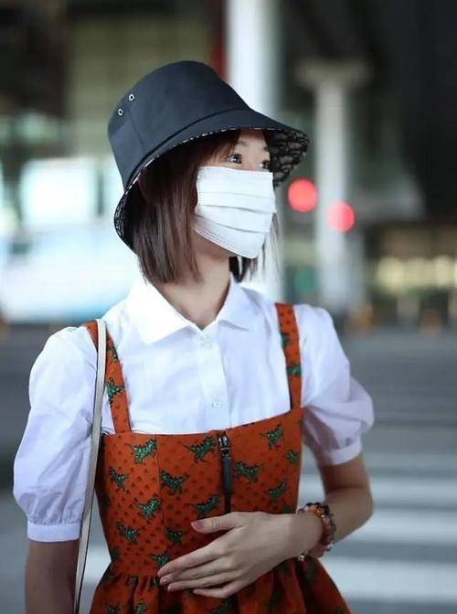 橘红色|毛晓彤才是个时髦精，背带裙故意穿背面，搭泡泡短衫像个小姑娘