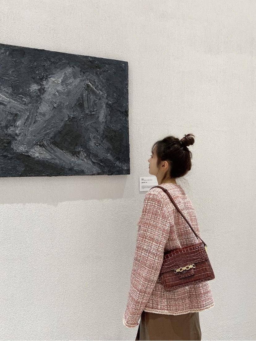 套装|秋天一定要穿一次“小香风套装”，高级不说还显白，美进骨子里