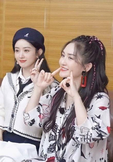 发型|谢娜二胎后首复工，穿宽松花裙扎粉色脏辫，甜美感不输一旁赵丽颖