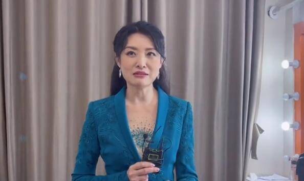 马尾|53岁主持人周涛久违上班，穿落花裙扎森系马尾，打扮时髦似女明星