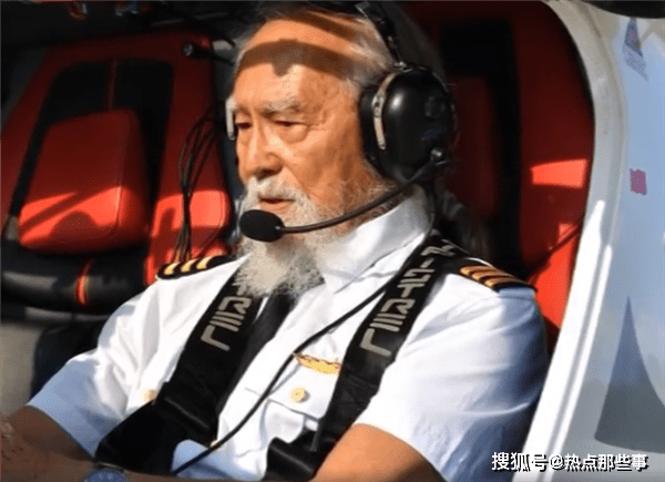 t台走秀的酷爷爷85岁驾机冲上云霄