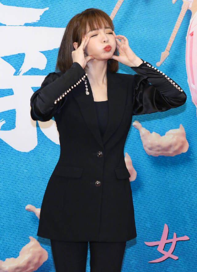 地方|冉莹颖永远是焦点，穿一身紧身衣凸显身材，邹市明真是太有福气了