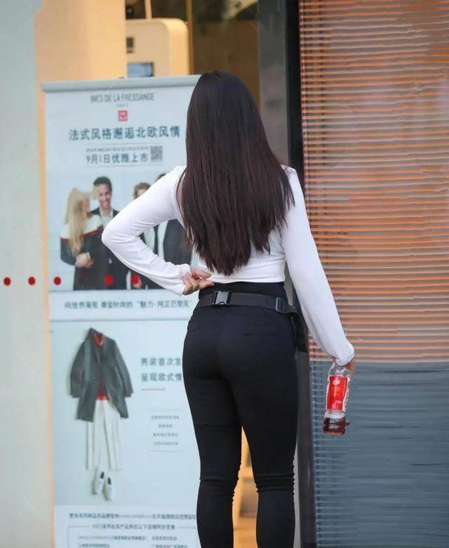 颜色|别具一格的打底裤穿着时尚舒适,充满女人的时尚韵味,高贵冷艳