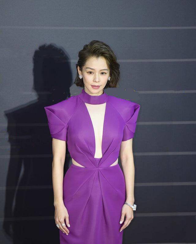前卫|45岁徐若瑄真敢穿,一袭紫色礼服裙摩登又前卫,宛如未来女战士