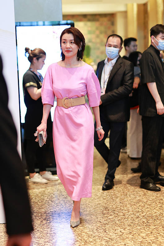 效果|刘琳气质真不错，奶奶辈年龄穿粉裙却没扮嫩痕迹，看着还有高级感