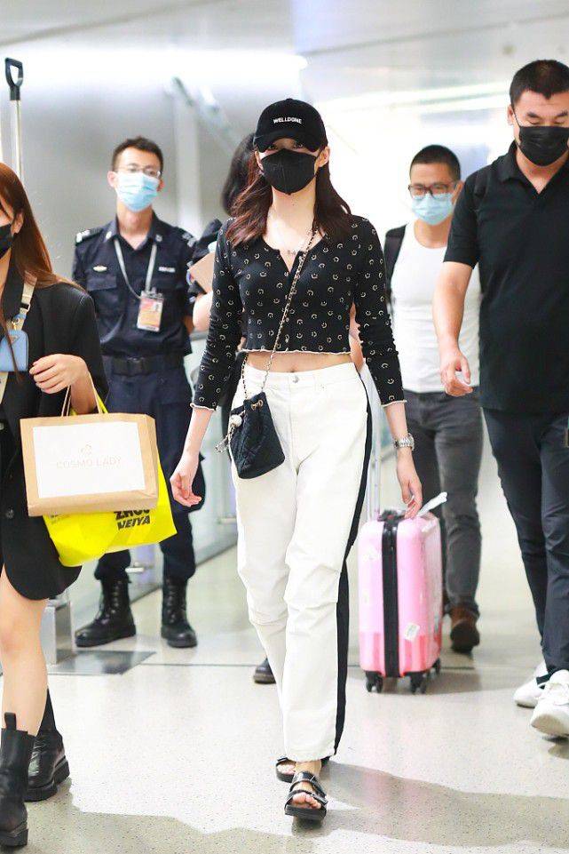 黑色|关晓彤一身黑色男友力爆棚 个人风格太强了