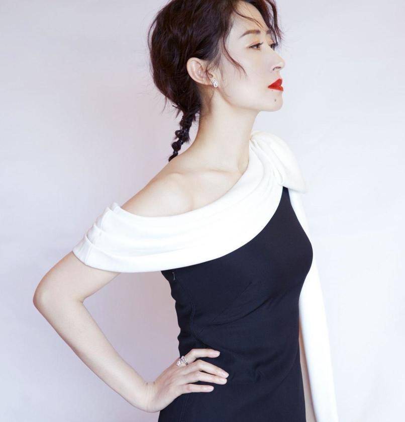 天蓝色|刘敏涛堪称中年穿搭典范，“糖果色”搭白色真减龄，既吸睛又高级