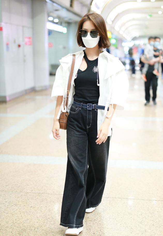 金色|蓝盈莹挺帅气，牛仔裤上挂“金链子”，身材纤细“自我管理”真好