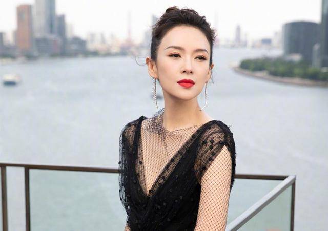 西装|42岁章子怡容光焕发，真空穿西装戴大金链，瘦成长脸气质大变样