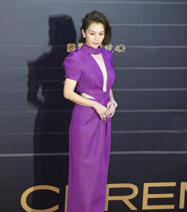 前卫|45岁徐若瑄真敢穿,一袭紫色礼服裙摩登又前卫,宛如未来女战士
