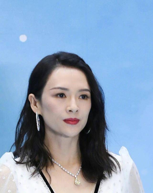采用的|41岁章子怡真敢穿！白色连衣裙开叉到肚脐，生图也是发光的美貌