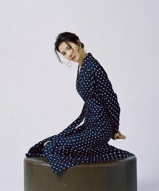 设计|袁咏仪气场真强，穿一身黑色套装戴超酷“黑超”，走路带风好飒爽