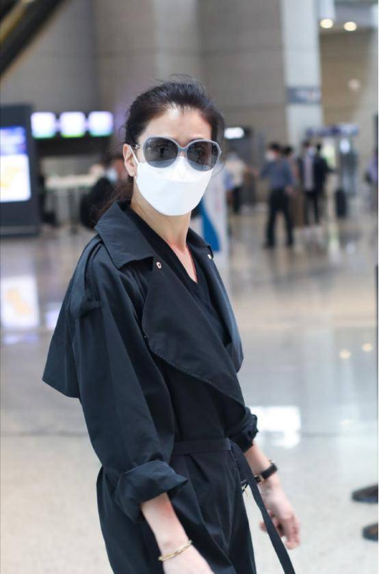 设计|袁咏仪气场真强，穿一身黑色套装戴超酷“黑超”，走路带风好飒爽