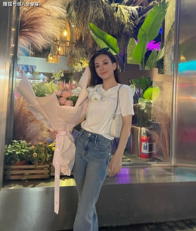 looks|方媛真有“名媛范”，白T恤配修身牛仔裤清新减龄，气质高贵