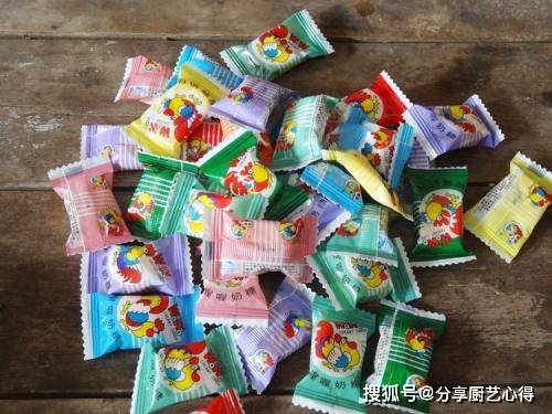 泡泡糖|11种童年零食大盘点，小时候只能背着妈妈吃，满满的回忆啊