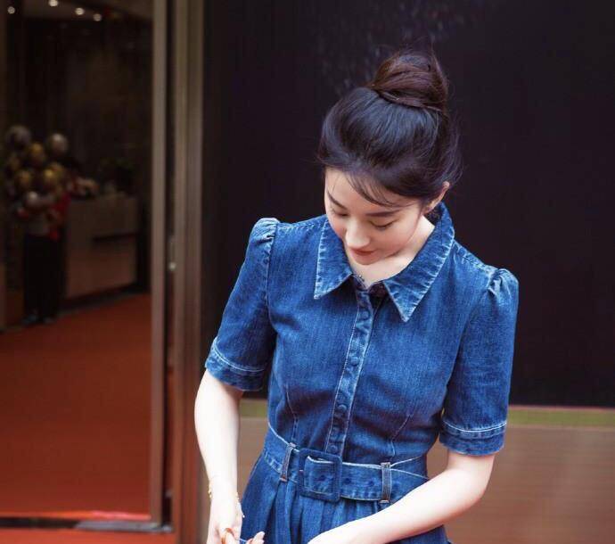 曲线|刘亦菲胖得刚刚好，穿印花裙曲线明显很抢镜，难怪欧巴也被迷上