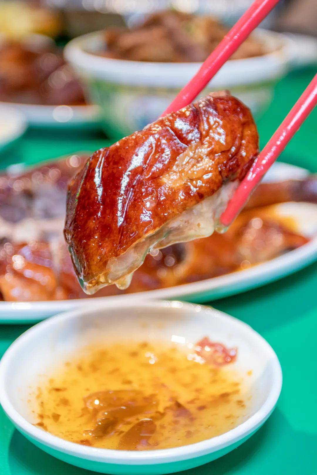 十足的双重口感体验酸酸甜甜的同时还有烧鹅的咸香烧鹅蘸上一点酸梅酱