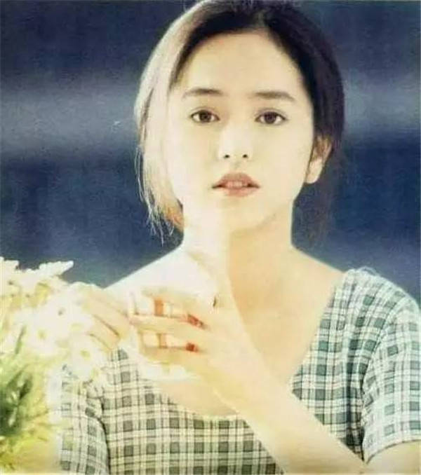 她是林志颖的初恋 婚姻失败后 她做了一名销售小姐 她40岁时就已经白发苍苍了