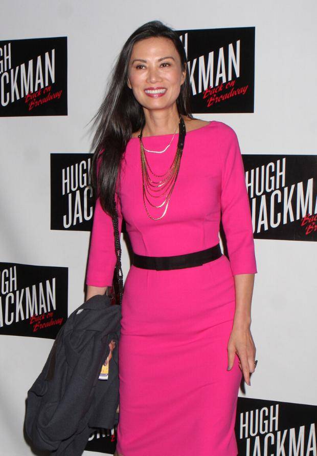 身材|51岁的邓文迪真敢穿，驾驭修身连衣裙丝毫不费力，身材曲线惊艳