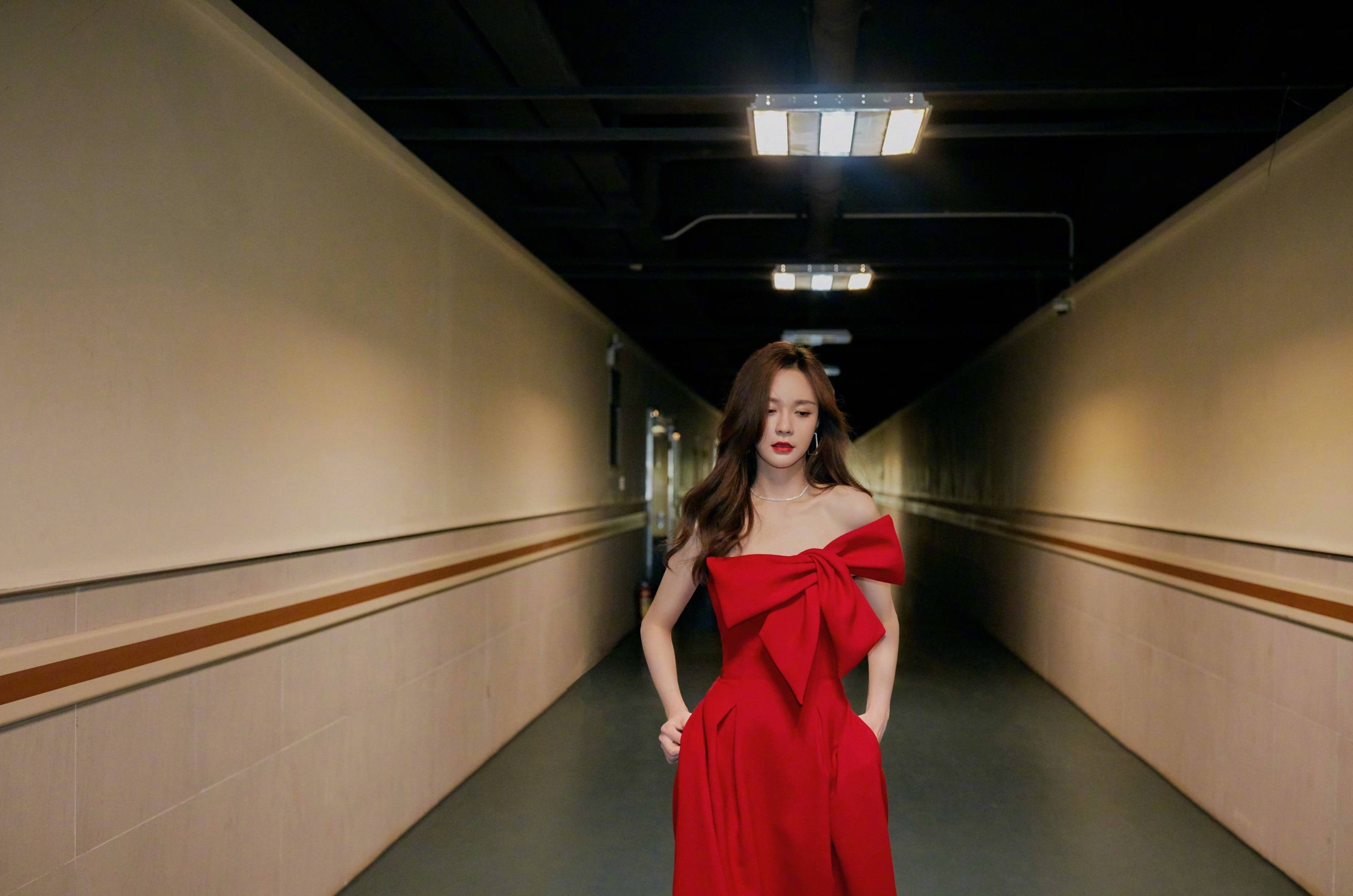 沈梦辰蝴蝶结抹胸红裙明艳动人 大秀美背魅力满分