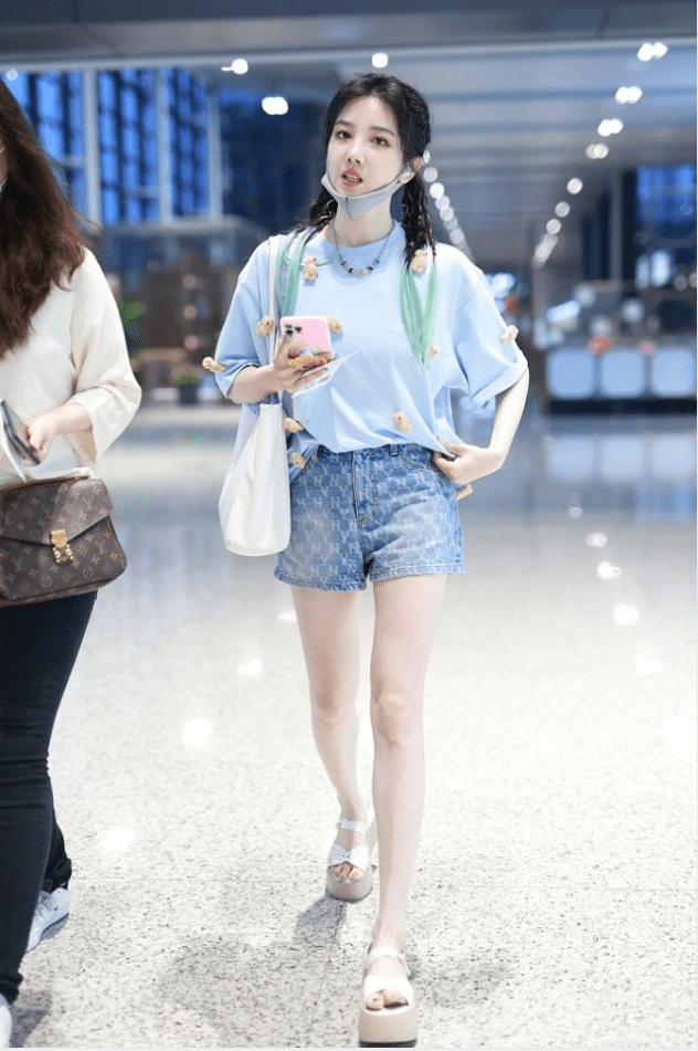 &quot|陈小纭的打扮有点＂甜度超标＂，扎双马尾配T恤，还跟小孩子一样