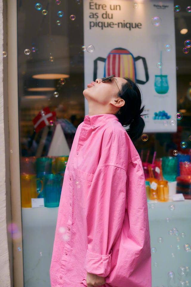 设计|51岁许晴不服老，穿玫红裙扎小马尾超减龄，还像年轻人一样敢穿