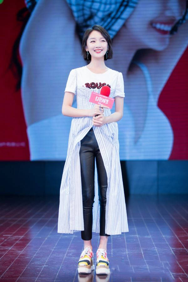 周冬雨|周冬雨为了赶时髦太拼了,衬衫裙里穿皮裤,却意外的好看