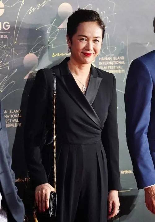 黑色|蒋雯丽真是“奶奶辈”，身穿黑色礼服裙，大秀身材还是很自信