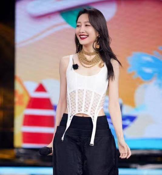 王鸥|王鸥节目里挺敢穿，露脐装玩透视风，为吸睛还调两根“内衣带”