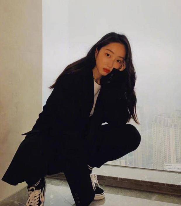 中性|蒋梦婕背“大金条”出街，一身穿搭都是“老爹装”，真会玩