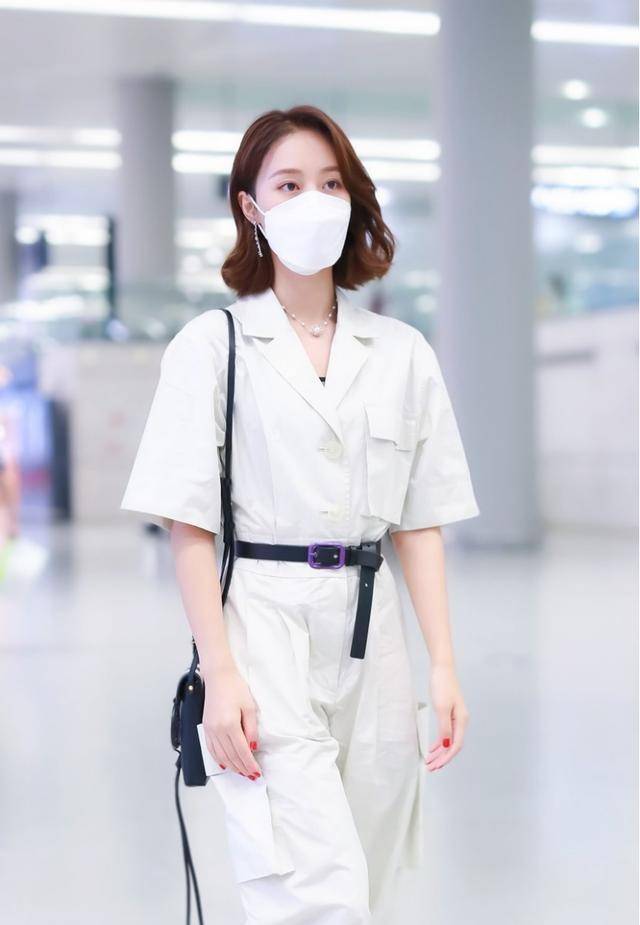 连体|蓝盈莹太飒了，连体工装干练帅气，黑色腰带系出小蛮腰