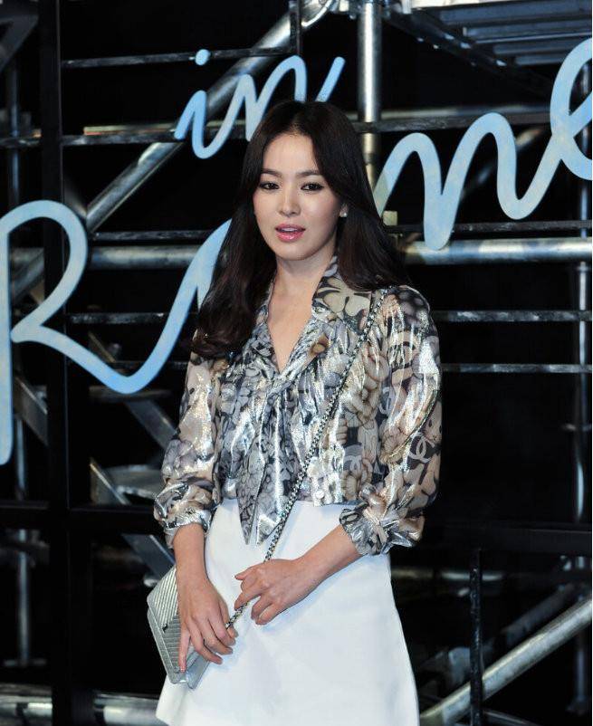 颜色|又被宋慧乔的生图惊艳到，穿花衬衫配半身裙，腿不够长却很耐看