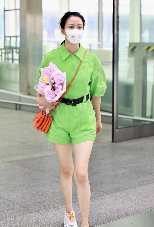 身材|倪虹洁大婶的年纪少女的身材，穿连体裤腰细腿长，一般00后比不了